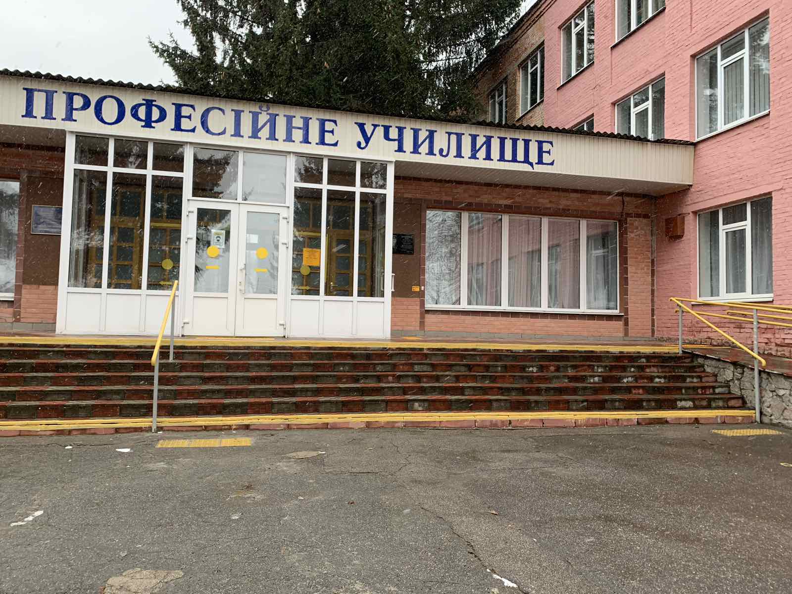 ЗВІТ З ПАНДУСІВ ДЛЯ КОЛЕДЖІВ ТА ВИЩИХ НАВЧАЛЬНИХ ЗАКЛАДІВ: ДОСТУПНІСТЬ ДЛЯ МАЛОМОБІЛЬНИХ ГРУП НАСЕЛЕННЯ 12